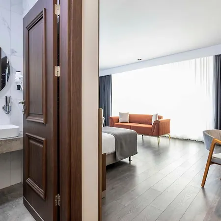 Ezkar Bathonea Art Hotel