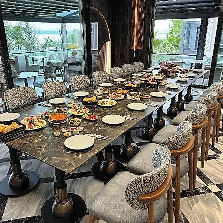 Hotell Ezkar Bathonea Art 4*