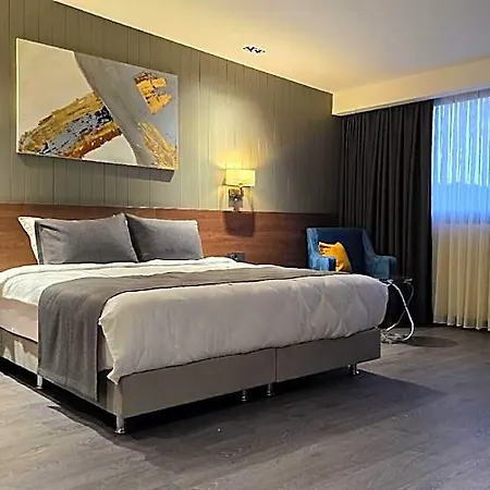 Ezkar Bathonea Art Hotell 4*