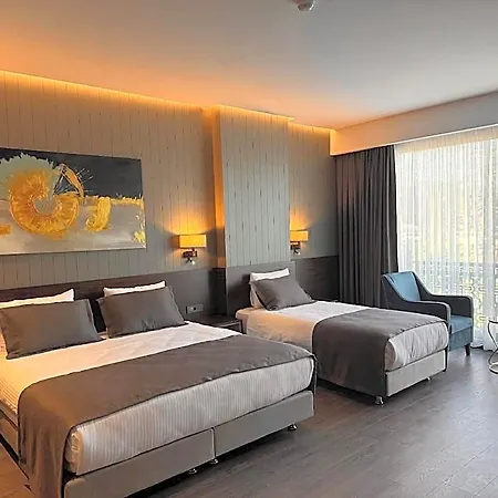 Hotell Ezkar Bathonea Art 4*