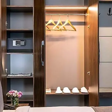 Hotell Ezkar Bathonea Art 4*