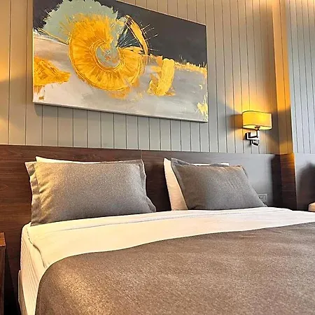 Ezkar Bathonea Art Hotel