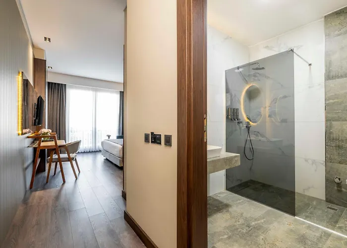 Ezkar Bathonea Art 酒店