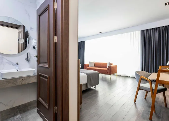 Ezkar Bathonea Art 酒店