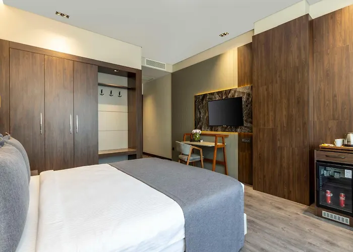 Отель Ezkar Bathonea Art 4*